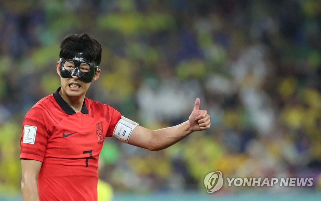 Le capitaine Son Heung-min encourage ses coéquipiers durant le match de huitièmes de finale de la Coupe du monde contre le Brésil au stade 974 à Doha, le lundi 5 décembre 2022 (heure locale). 
