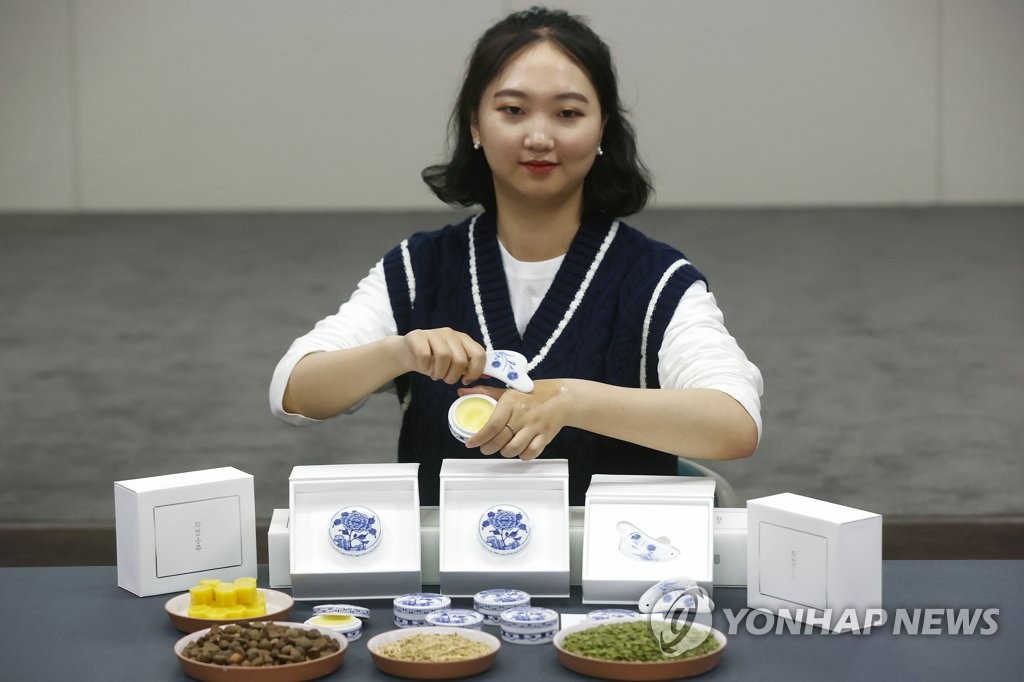 조선왕실 전통화장품 '화협옹주 도자에디션' 출시 공개