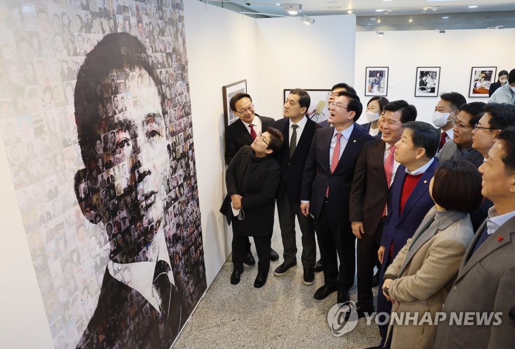 박 전 대통령 사진 살펴보는 정우택 국회부의장과 의원들