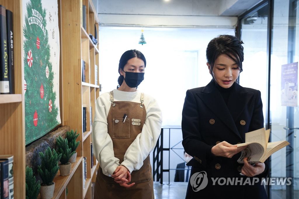 자립준비청년 창업자들과 대화하는 김건희 여사