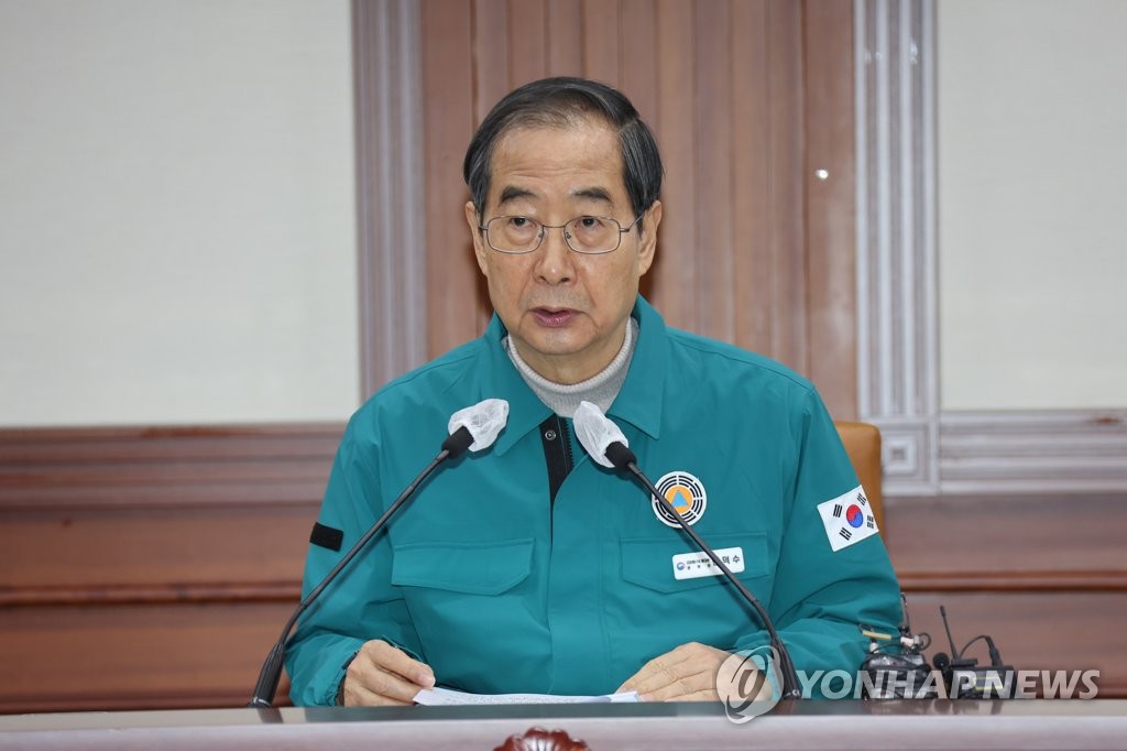 政府ソウル庁舎で開かれた中央災難安全対策本部の会議で発言する韓首相＝９日、ソウル（聯合ニュース）