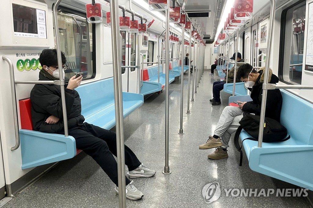 코로나19 환자 급증에 한산한 中 상하이 지하철