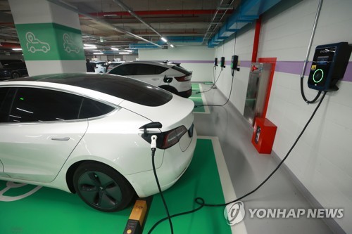 This file photo taken Dec. 25, 2022, shows electric vehicles at a charging station in Gangnam, southern Seoul. (Yonhap)