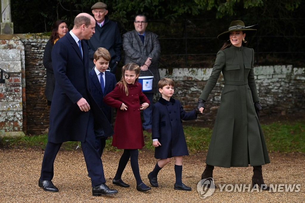 왕실 가족 미사에 참석하는 윌리엄 왕세자 일가 연합뉴스