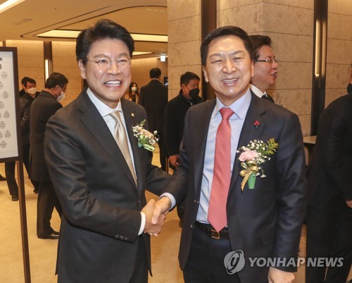 Rep. Kim Gi-hyeon (R) of the ruling People Power Party (PPP) shakes hands with PPP Rep. Chang Je-won at a forum in Busan, 325 kilometers southeast of Seoul on Dec. 26, 2022. (Yonhap)