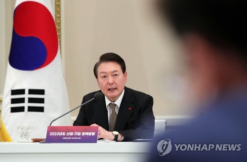 El presidente de Corea del Sur, Yoon Suk Yeol, habla, el 27 de diciembre de 2022, durante un informe de políticas conjunto del Ministerio de Comercio, Industria y Energía y el Ministerio de las Pymes y Empresas Emergentes, en el antiguo complejo presidencial, Cheong Wa Dae, en el centro de Seúl.