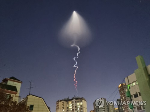 先月３０日、ソウル市内で確認されたロケットが上昇する様子＝（聯合ニュース）