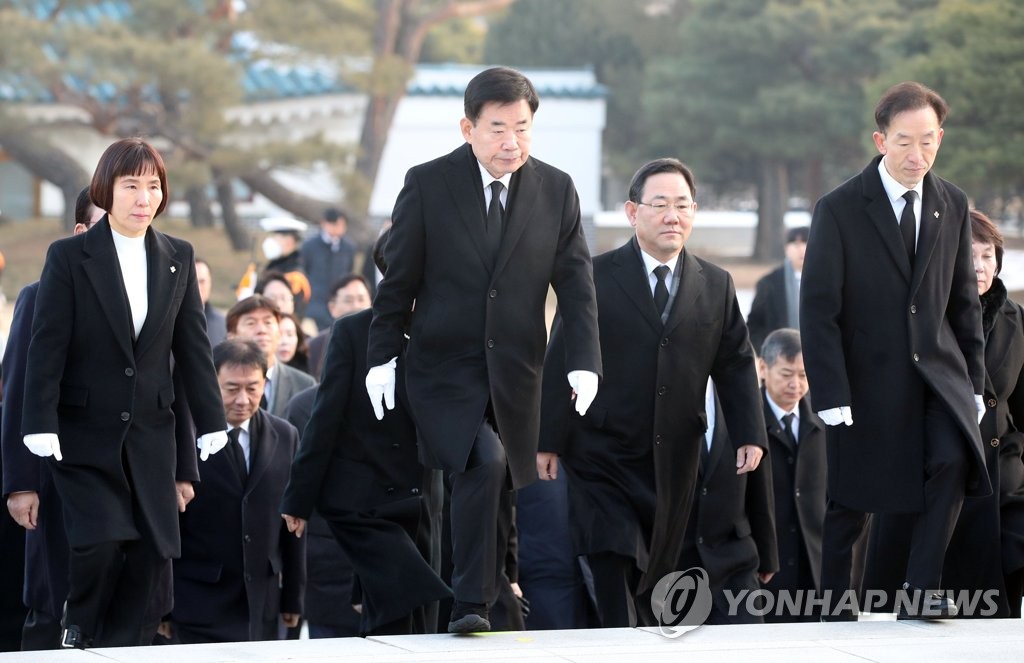 국립현충원 참배하는 김진표 국회의장과 의장단, 상임위원장단