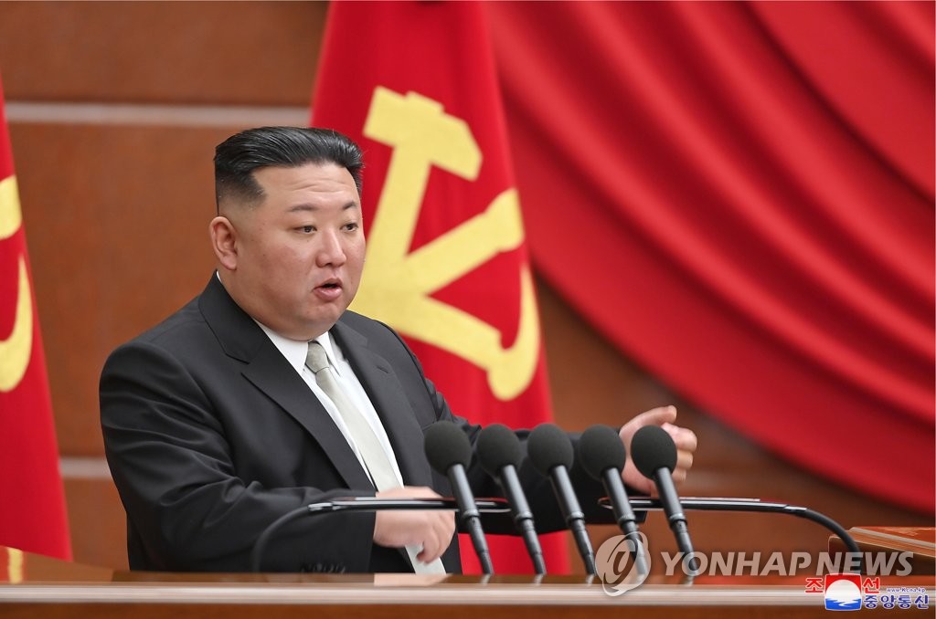 Cette photo, publiée le dimanche 1er janvier 2023 par l'Agence centrale de presse nord-coréenne (KCNA), montre le dirigeant nord-coréen Kim Jong-un lors d'une réunion plénière du Comité central du Parti du travail. (Utilisation en Corée du Sud uniquement et redistribution interdite)
