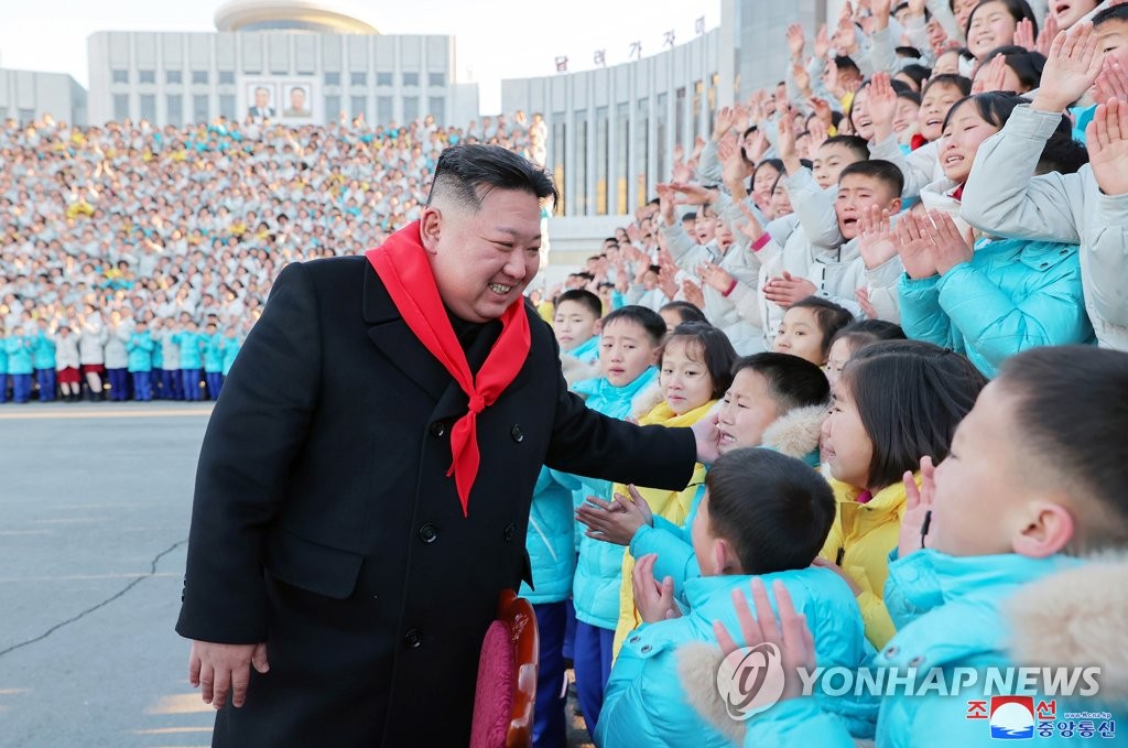 زعيم كوريا الشمالية يقدم ساعات اليد كهدايا لأعضاء اتحاد الأطفال - 2