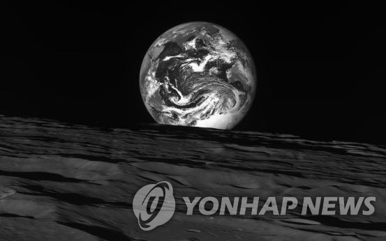 다누리가 달 상공에서 촬영한 지구-달 사진 공개