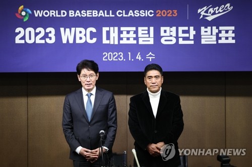 Lee Kang-chul (L), manager of the South Korean national baseball team, and Cho Bum-hyun, technical director of the national team, pose for photos before the start of their press conference announcing their 30-man roster for the World Baseball Classic at the Korea Baseball Organization headquarters in Seoul on Jan. 4, 2023. (Yonhap)