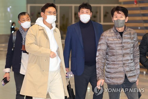Members of the South Korean national baseball team coaching staff prepare to leave Incheon International Airport, west of Seoul, for Australia for a scouting trip ahead of the World Baseball Classic on Jan. 5, 2023. From left: advance scout Kim Jun-ki, coaches Shim Jae-hak and Jin Kab-yong, and manager Lee Kang-chul. (Yonhap)