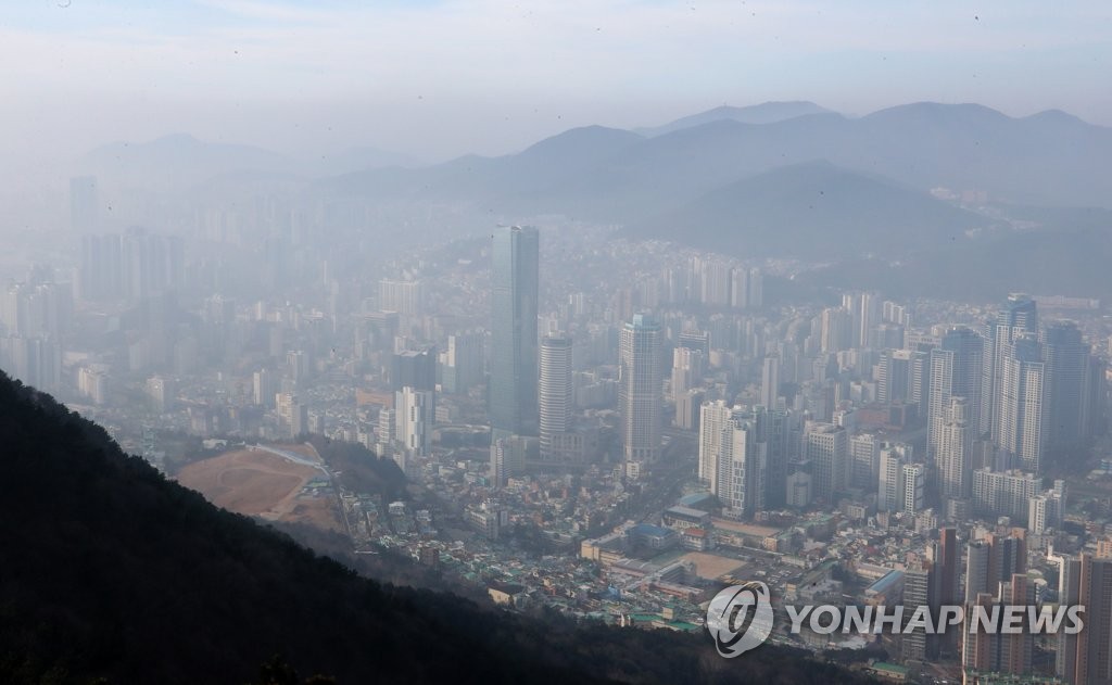 El smog se cierne sobre la ciudad portuaria sureña de Busan el 6 de enero de 2023, cuando se emitió un aviso de polvo ultrafino.  (Yonhap) 