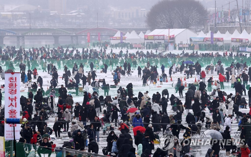 (LEAD) Ice fishing festival begins in Hwacheon Yonhap News Agency