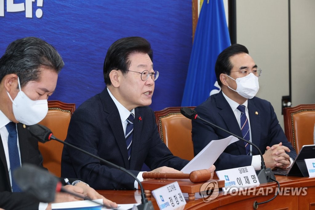 Le chef du Parti démocrate (PD), principal parti d'opposition, Lee Jae-myung, prend la parole lors d'une réunion parlementaire le lundi 9 janvier 2023. 