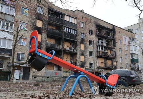 This file photo taken Jan. 8, 2023, shows a badly damaged apartment building in Irpin, near the Ukrainian capital of Kyiv, amid Russia's war in Ukraine. (Yonhap)