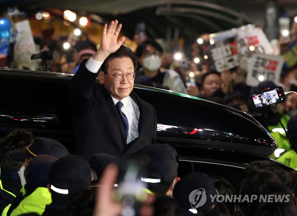 El líder de la oposición, Lee Jae-myung, saluda a sus simpatizantes al salir de la oficina de Seongnam de la Fiscalía del Distrito de Suwon, ubicada justo al sur de Seúl, después de ser interrogado el 10 de enero de 2023. (Yonhap)