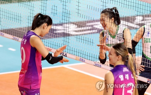 이야기 나누는 김연경과 양효진
