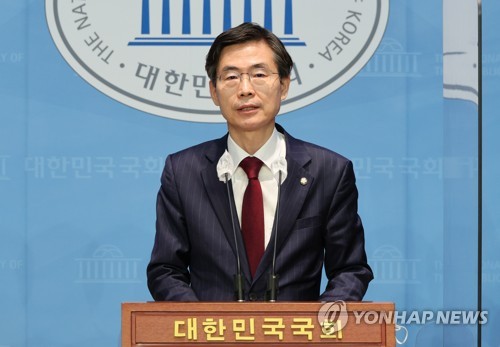 Rep. Cho Kyung-tae of the ruling People Power Party declares his bid for the party chairmanship at the National Assembly in western Seoul on Jan. 16, 2023. (Yonhap)
