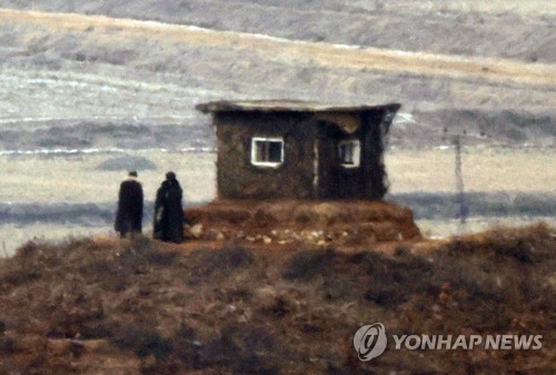 초소 지키는 북한군들