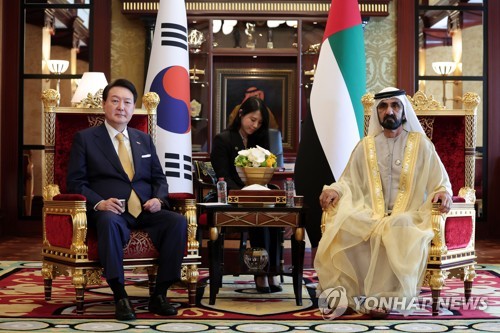会談する尹大統領（左）とムハンマド氏＝１７日、ドバイ（聯合ニュース）