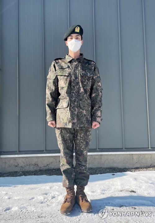 Jin, a member of K-pop juggernaut BTS, poses in this photo, captured from Weverse, an online K-pop community platform, as he completed his weekslong basic military training and became an assistant instructor at a boot camp on Jan. 18, 2023. (PHOTO NOT FOR SALE) (Yonhap)