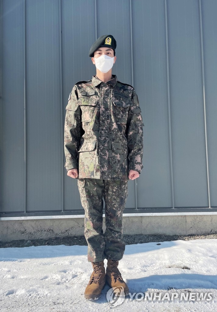Jin en uniforme