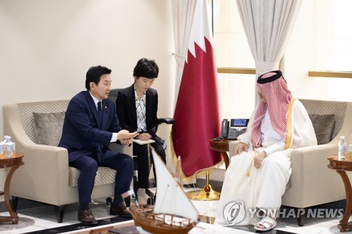 Avec un ministre qatarien
