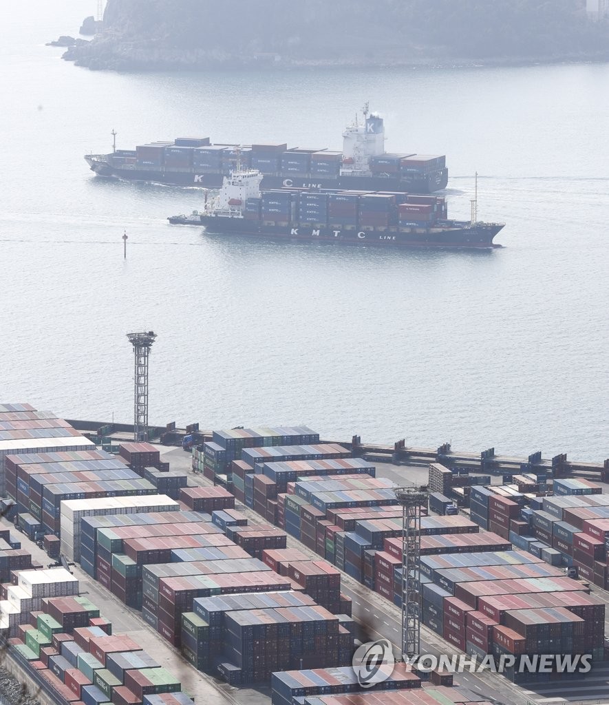 Container ships sail away from a pier in South Korea's largest port city of Busan on Feb. 1, 2023. South Korea's exports logged a steeper on-year decline in January on weak demand for semiconductors and other items amid an economic slowdown, the industry ministry said. (Yonhap)