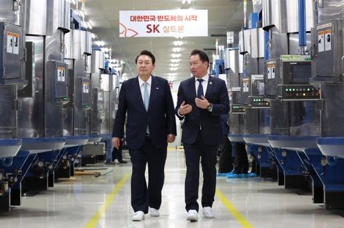 Yoon visits silicon wafer-making plant