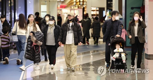 １月３０日に屋内でのマスク着用義務が緩和されてから初めて迎えた週末の５日、ソウル市内のショッピングモールを訪れた市民らの多くはマスク着用を続けていた＝（聯合ニュース）