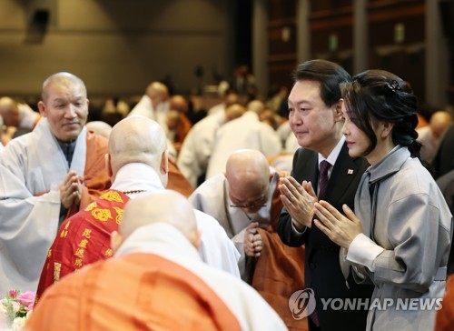 '합장하며'…윤 대통령, 불교 신년대법회 참석