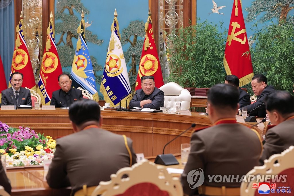 Corea del Norte insta a 'perfeccionar' la postura de preparación para la guerra en una reunión presidida por su líder