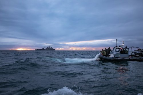 중국 풍선 잔해 수거하는 미 해군 폭발물처리반