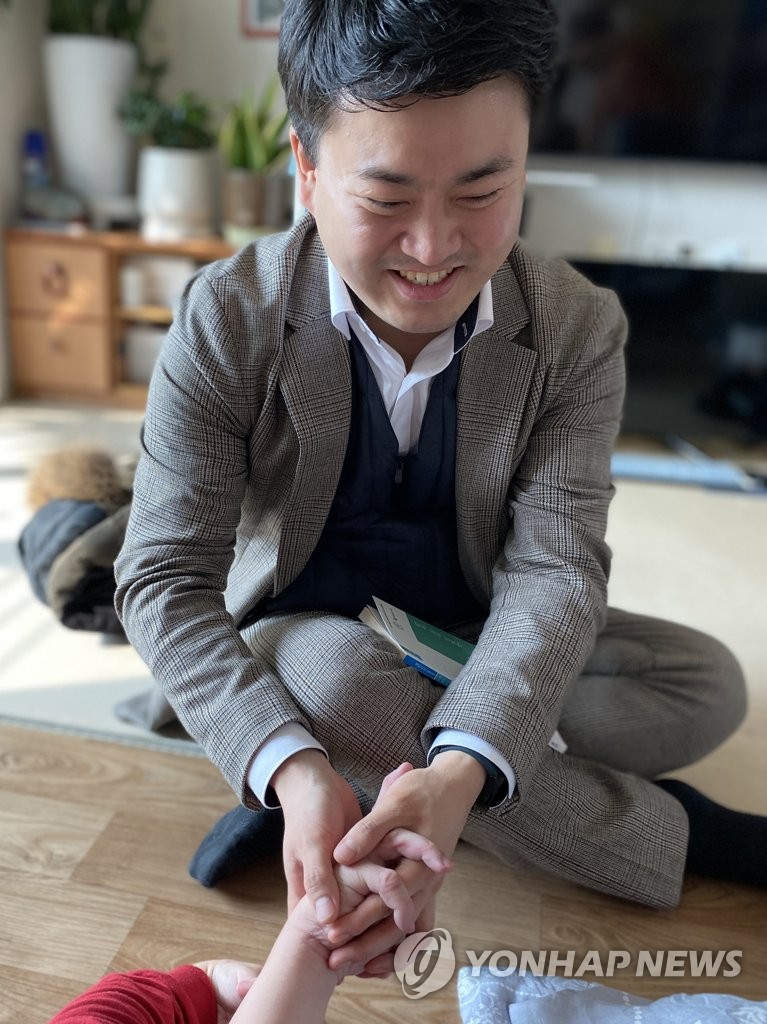 성폭행 피해 뇌병변장애인과 변호사의 '맞잡은 손'