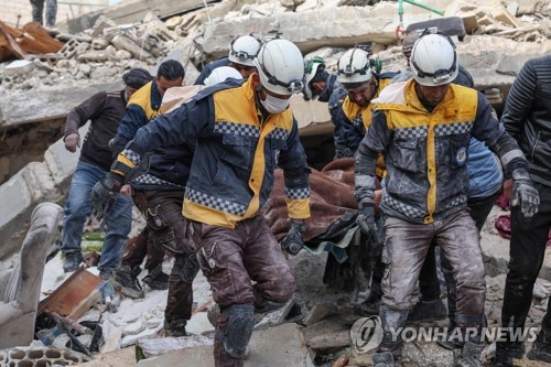 지진 피해 주민 옮기는 시리아 민간구조대 '하얀 헬멧'
