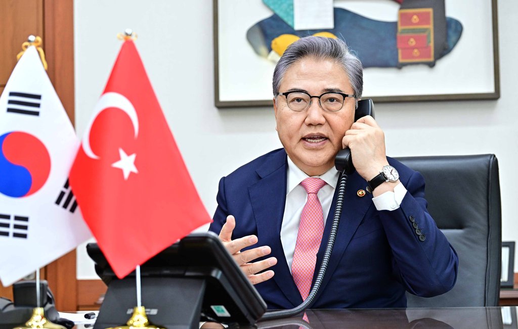 South Korean Foreign Minister Park Jin speaks over the phone with his Turkish counterpart, Mevlut Cavusoglu, at his office in Seoul on Feb. 8, 2023, in this photo provided by his office. (PHOTO NOT FOR SALE) (Yonhap)