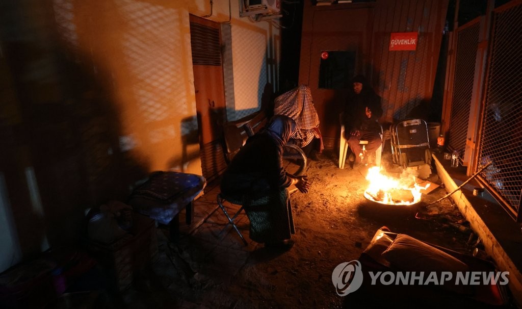 모닥불로 추위 녹이는 튀르키예 시민들