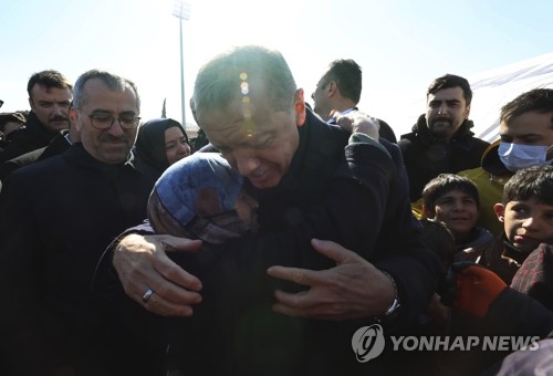 지진 피해지역 찾아 생존자 껴안는 에르도안 튀르키예 대통령