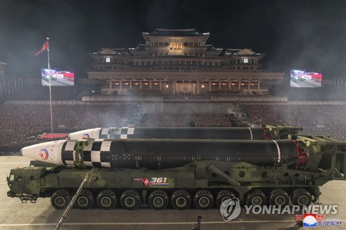 북한 건군절 열병식에 등장한 '화성-17형'