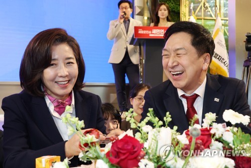 김기현 옆 '환한 웃음' 나경원…"개인 생각도 있지만 대의 위해"