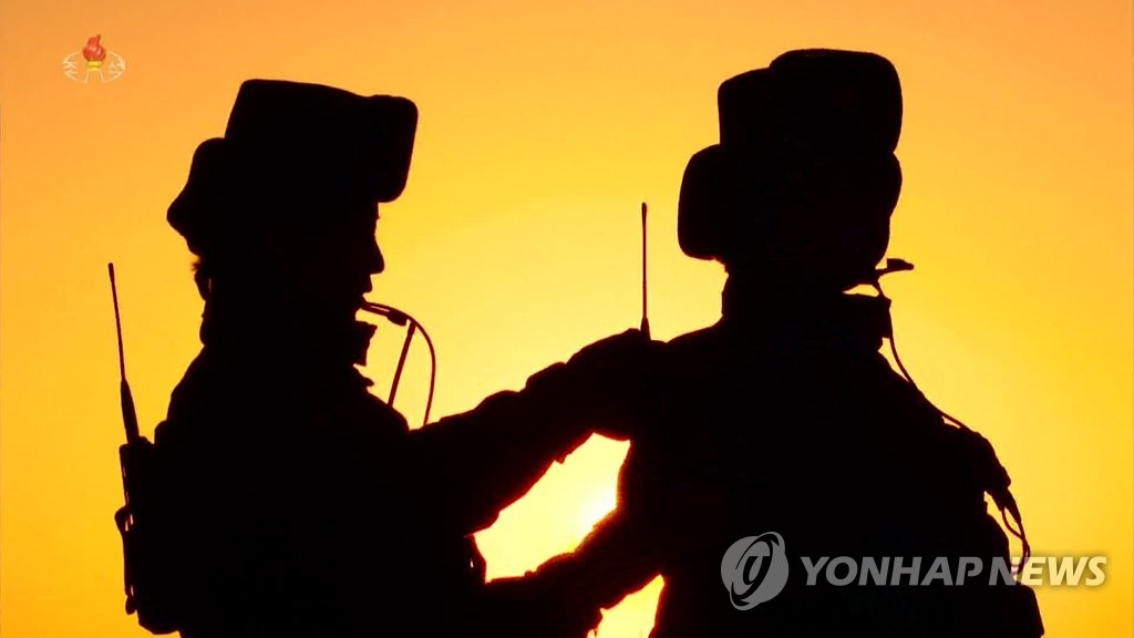 영화같이 등장하는 북한 인민군 항공육전대원들