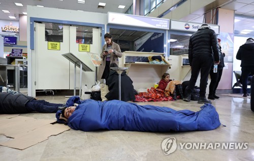 침낭에 의존해 노숙하는 현지인 