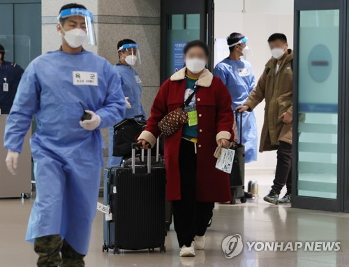 (LEAD) S. Korea reports lowest Sunday tally of COVID-19 cases in 33 weeks