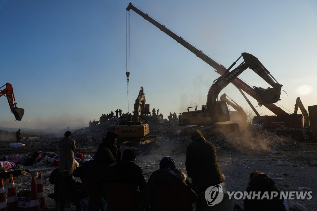 실낱 희망 속에 계속되는 튀르키예 지진 생존자 구조작업