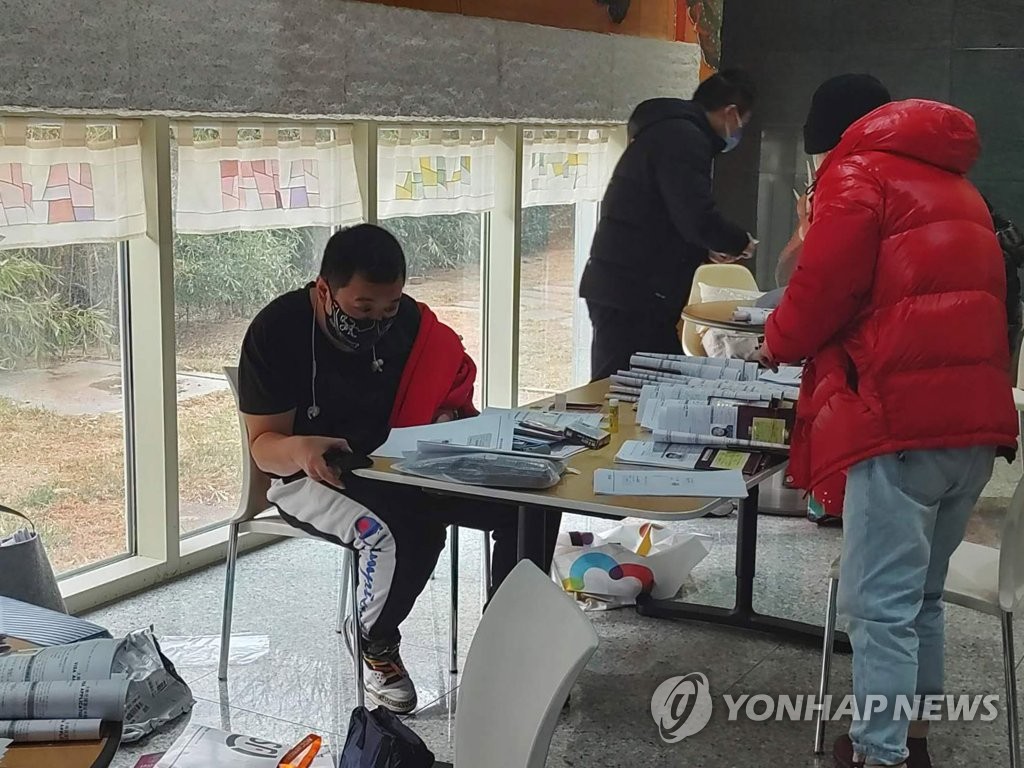 한국행 비자 신청 준비하는 중국 여행사 직원들