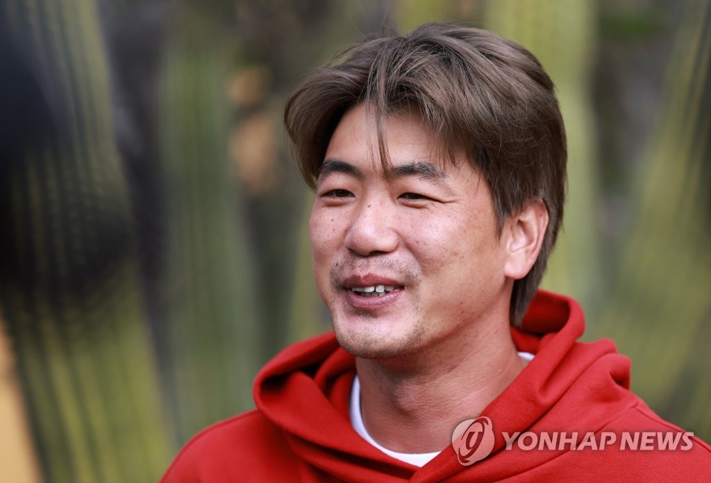 South Korean pitcher Kim Kwang-hyun speaks to reporters at Westward Look Wyndham Grand Resort & Spa in Tucson, Arizona, on Feb. 14, 2023, before joining the national team training camp for the World Baseball Classic. (Yonhap)