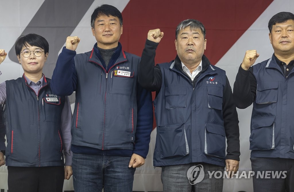 기념촬영하는 양대 노총