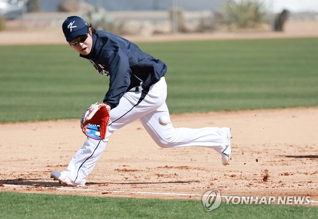 South Korean third baseman Choi Jeong fields a grounder during a practice session for the World Baseball Classic at Kino Sports Complex in Tucson, Arizona, on Feb. 15, 2023. (Yonhap)